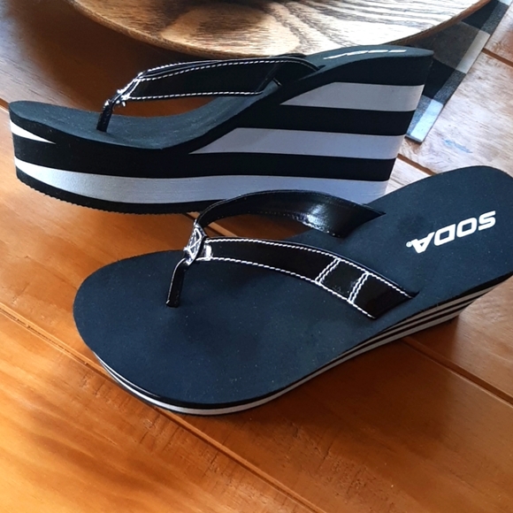 soda platform flip flops